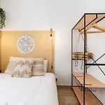 Renew Yourself At An Unvarnished Hideaway 公寓 Lisboa